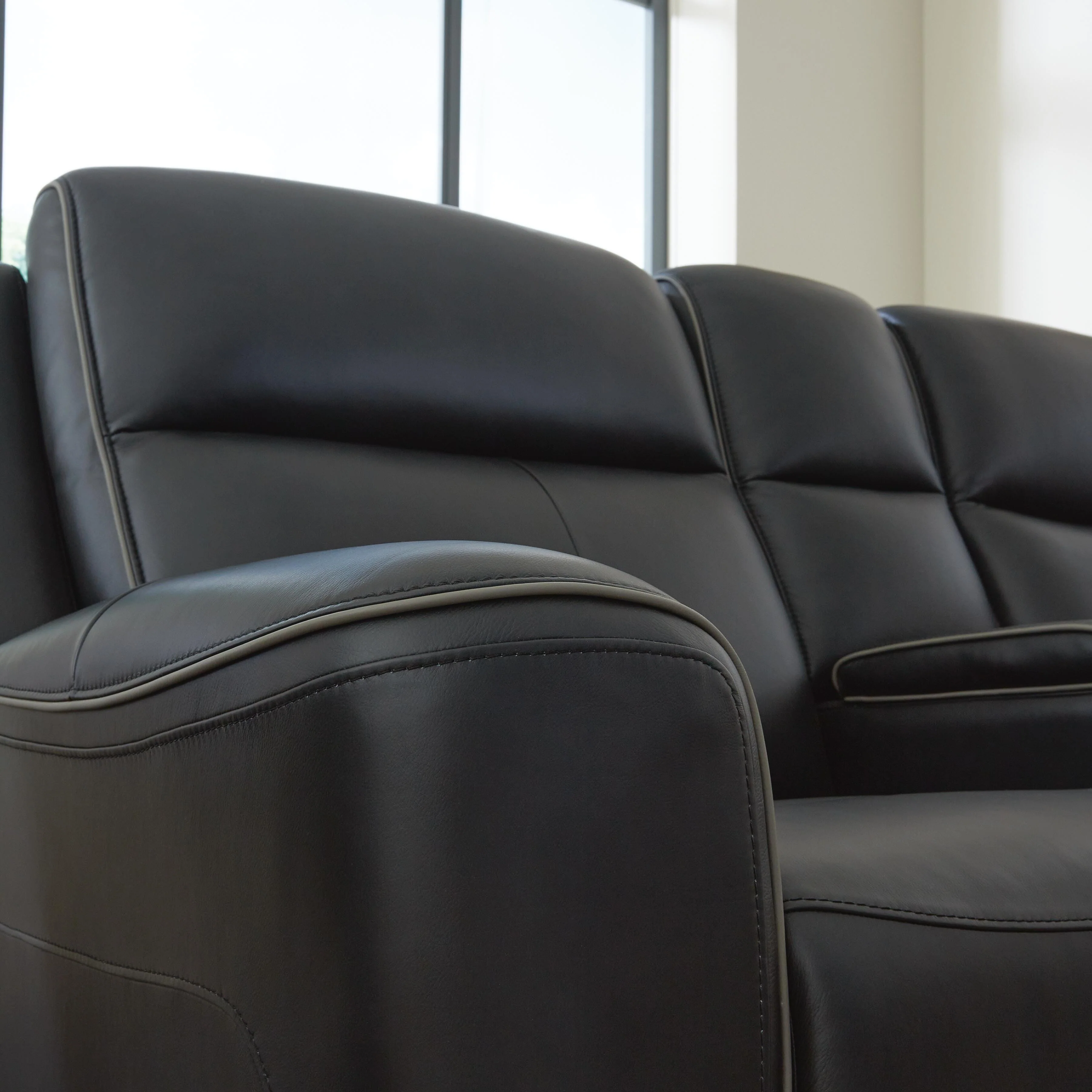 5Z-Comfort Power Reclining Loveseat with Console - Image 19