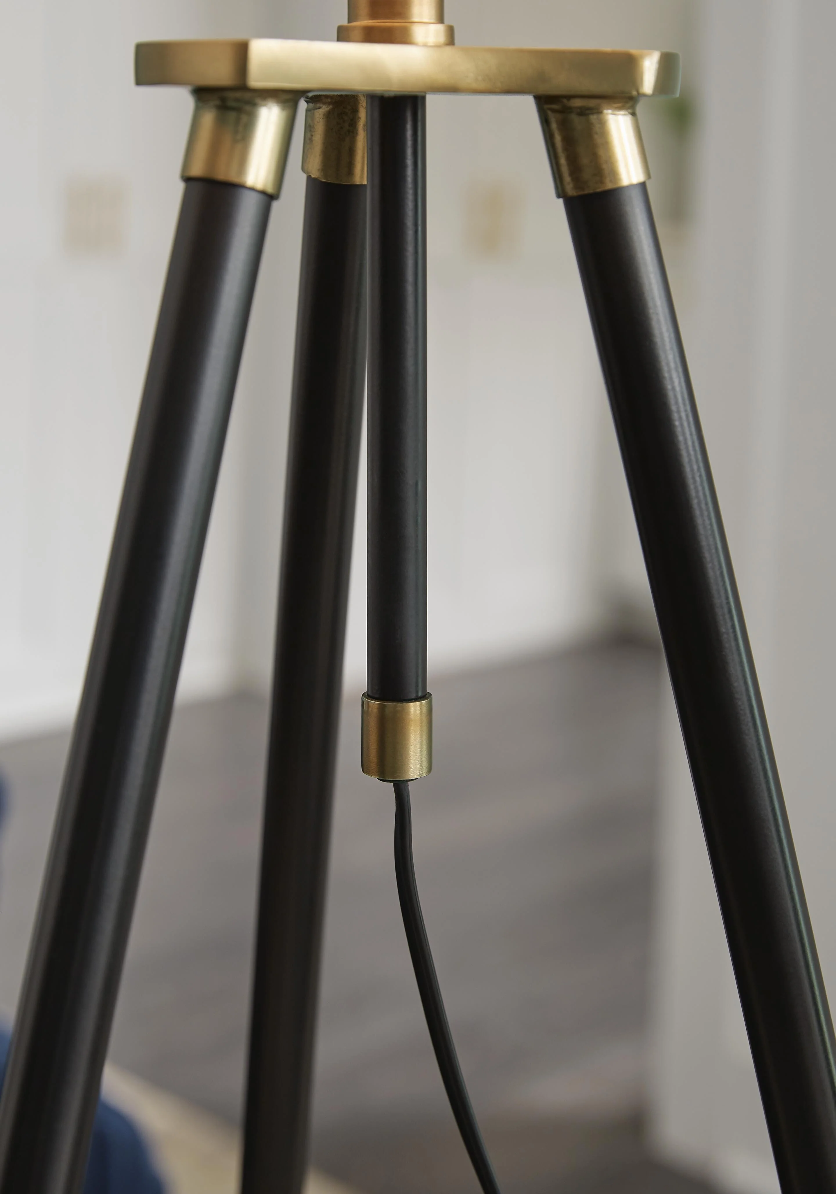 Cashner Floor Lamp - Image 4