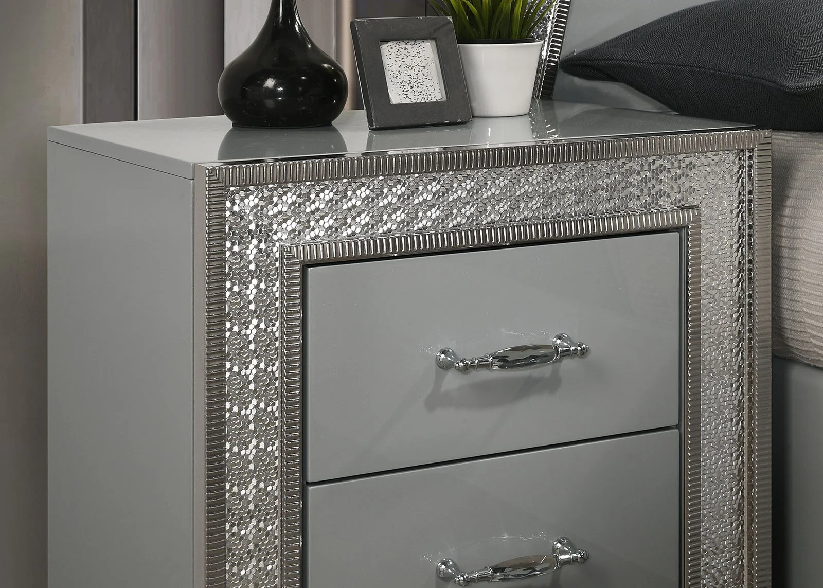 Cassiopeia 5 Pc. Queen Bedroom Set w/ Chest - Image 7