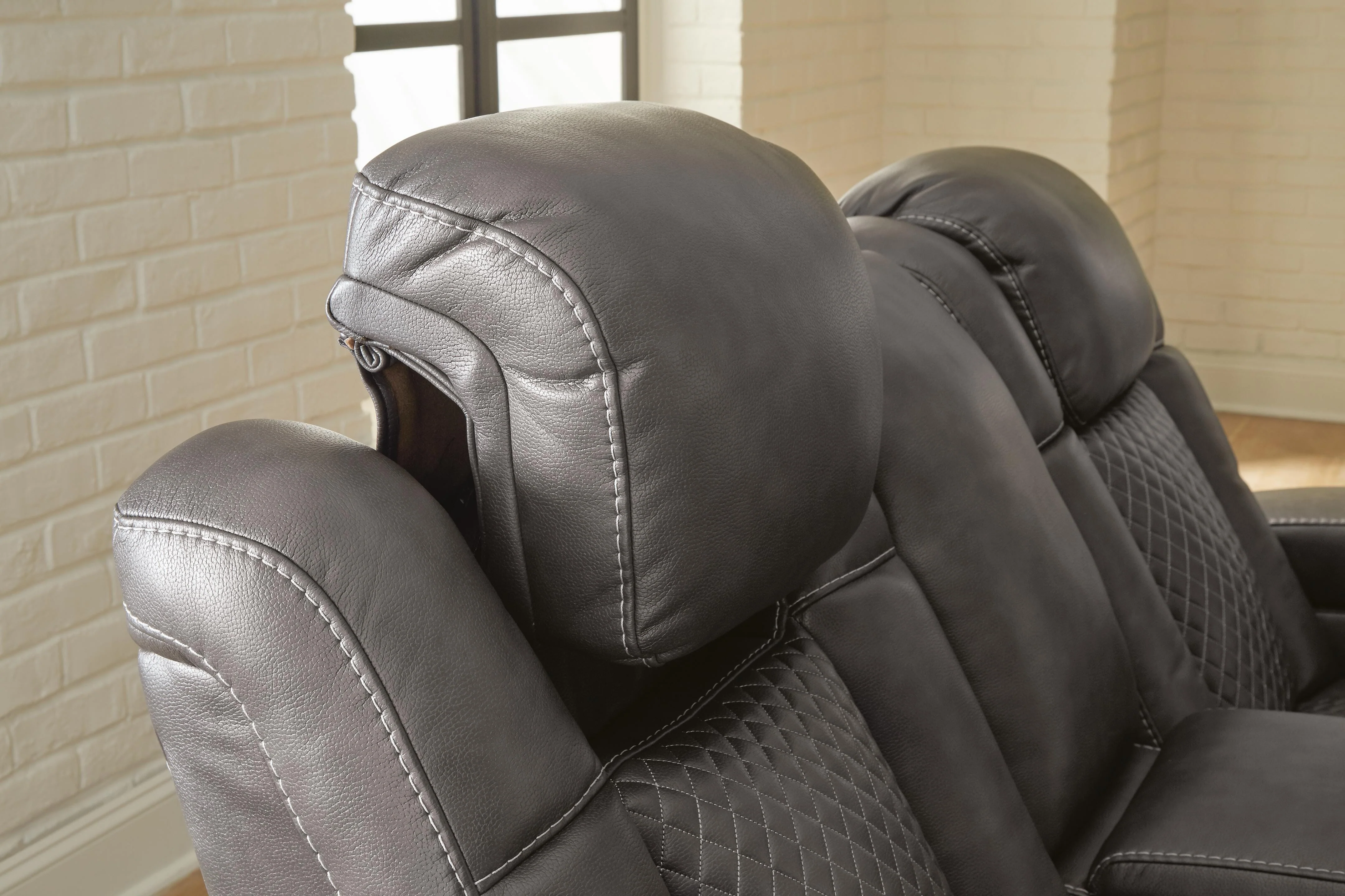 Fyne-Dyme Power Recliner - Image 8