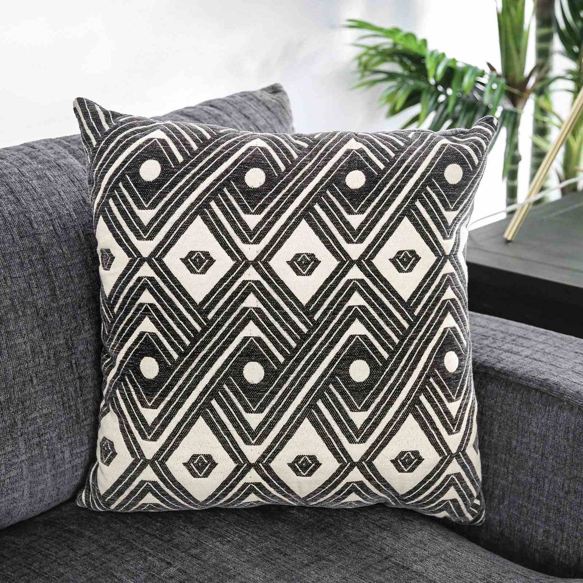 Kaylee Large L-Shaped Sectional, Right Chaise - Image 4