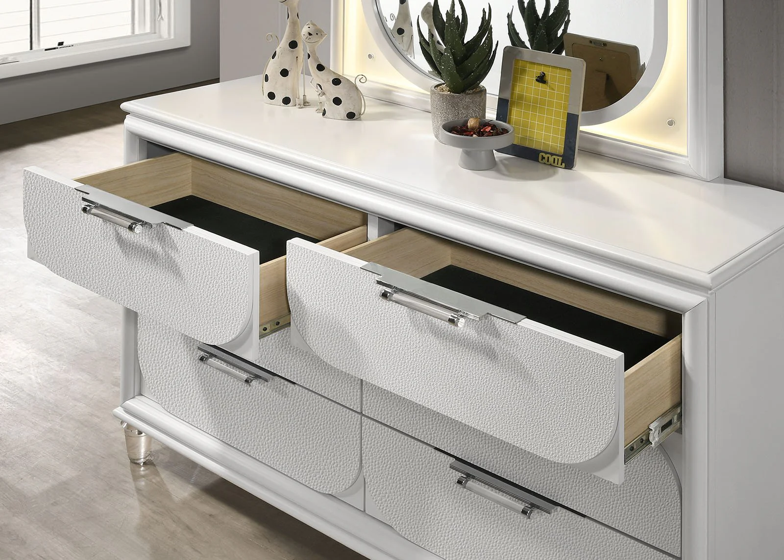Lareina 4 Pc. Full Bedroom Set, Pearl White - Image 9