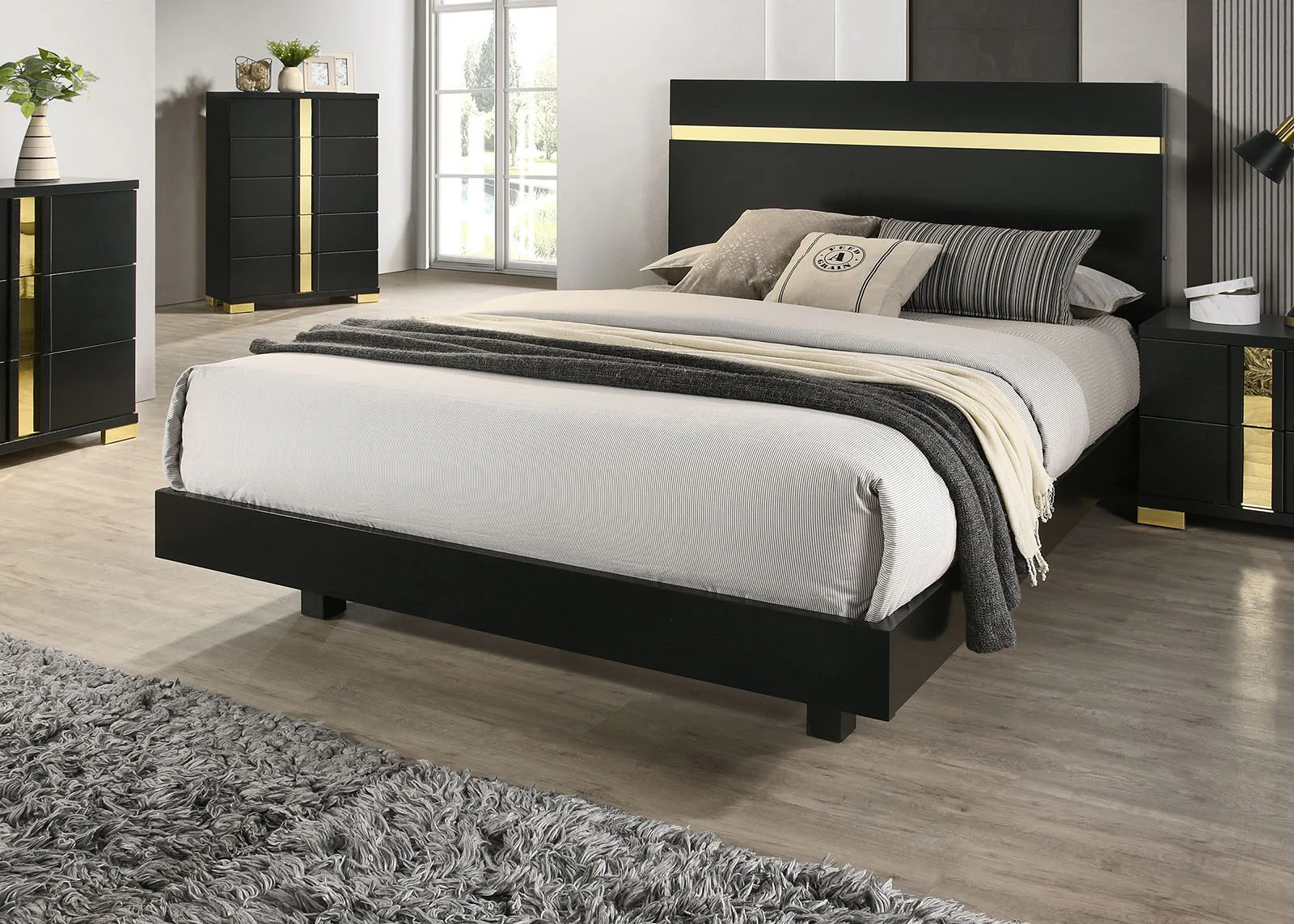 Lillestrom E.King Bed, Black/Gold - Image 4