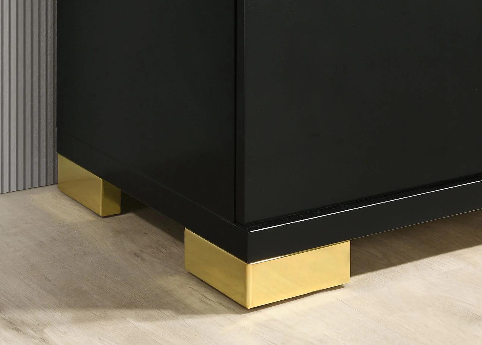 Lillestrom E.King Bed, Black/Gold - Image 7